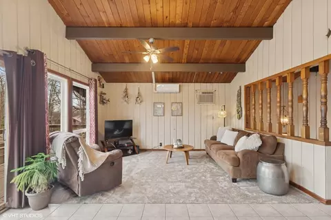 506 Castle Rd, Mchenry, IL 60050 photo 2
