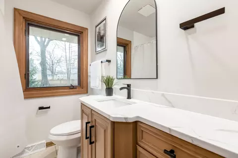 Bath - 307 E Blodgett Ave, Lake Bluff, IL 60044 photo 1 of 3