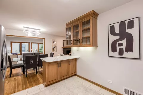 Dining - 307 E Blodgett Ave, Lake Bluff, IL 60044 photo 1 of 3