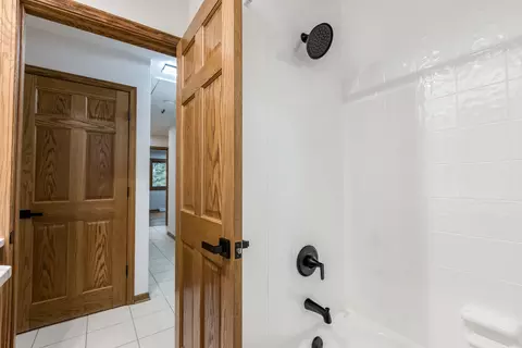 Bath - 307 E Blodgett Ave, Lake Bluff, IL 60044 photo 2 of 3