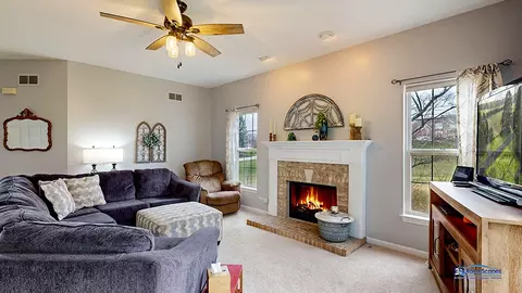 Living - 916 Silver Glen Rd, Mchenry, IL 60050 photo 4 of 4