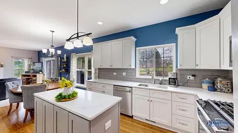 Kitchen - 916 Silver Glen Rd, Mchenry, IL 60050 photo 4 of 5