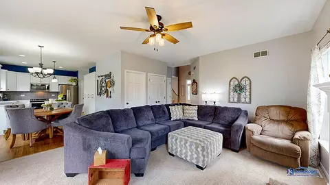 Living - 916 Silver Glen Rd, Mchenry, IL 60050 photo 3 of 4