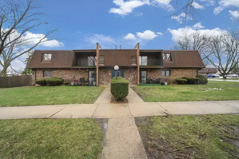 10640 S Brooklodge Ln #1B, Palos Hills, IL 60465