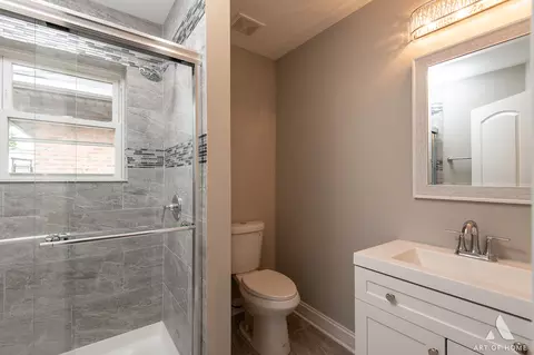 Bath - 2610 E 74th Pl, Chicago, IL 60649 photo 2 of 4