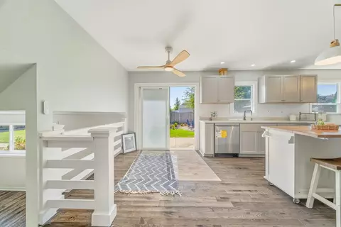 Entry Way - 6923 154th Pl, Oak Forest, IL 60452 photo 2 of 2