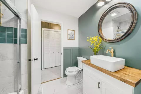 Bath - 6923 154th Pl, Oak Forest, IL 60452 photo 2 of 2