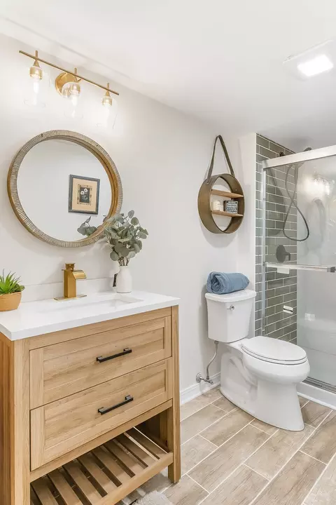 Bath - 6923 154th Pl, Oak Forest, IL 60452 photo 1 of 2