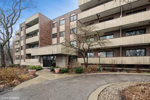9244 Gross Point Rd #208, Skokie, IL 60077