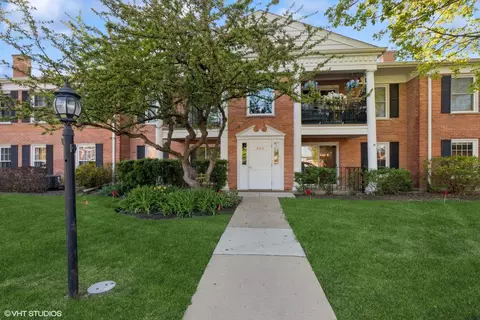 520 Shorely Dr #103, Barrington, IL 60010