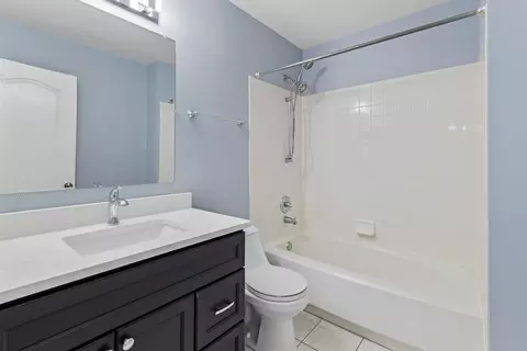 Bath - 4795 Amber Cir, Hoffman Estates, IL 60192 photo 4 of 4