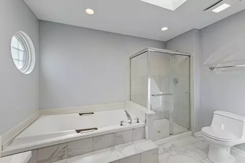 Bath - 4795 Amber Cir, Hoffman Estates, IL 60192 photo 3 of 4