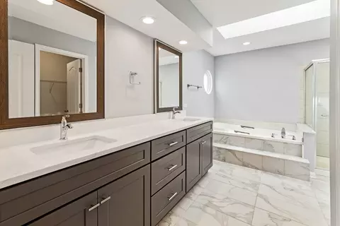 Bath - 4795 Amber Cir, Hoffman Estates, IL 60192 photo 2 of 4