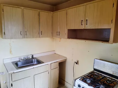 Kitchen - 304 S Eastern Ave, Joliet, IL 60433 photo 10 of 10