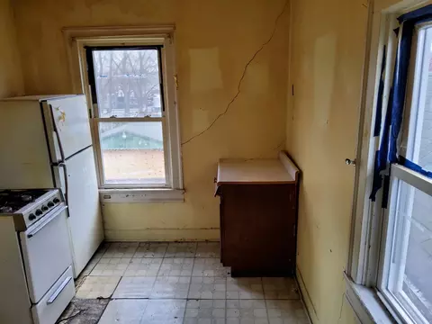 Kitchen - 304 S Eastern Ave, Joliet, IL 60433 photo 4 of 10