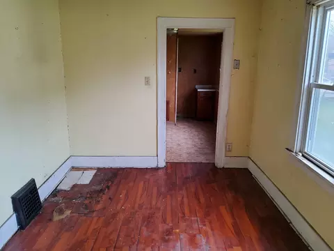 Living - 304 S Eastern Ave, Joliet, IL 60433 photo 2 of 4