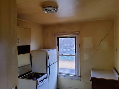 Kitchen - 304 S Eastern Ave, Joliet, IL 60433 photo 5 of 10