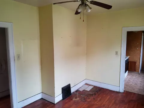 Living - 304 S Eastern Ave, Joliet, IL 60433 photo 3 of 4