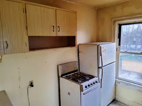 Kitchen - 304 S Eastern Ave, Joliet, IL 60433 photo 6 of 10