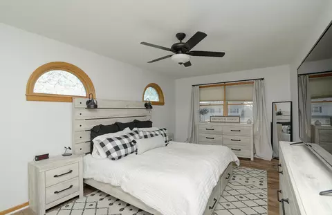 Bedroom - 2 E Suffield Dr, Arlington Heights, IL 60004 photo 1 of 6