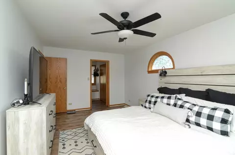 Bedroom - 2 E Suffield Dr, Arlington Heights, IL 60004 photo 3 of 6