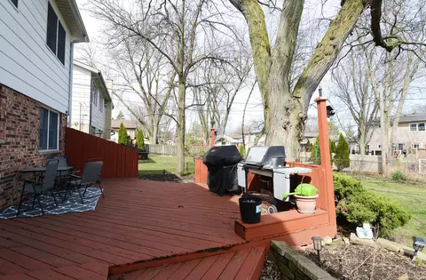 Exterior - 2 E Suffield Dr, Arlington Heights, IL 60004 photo 4 of 4