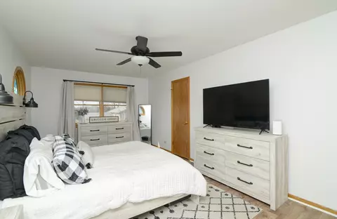 Bedroom - 2 E Suffield Dr, Arlington Heights, IL 60004 photo 2 of 6