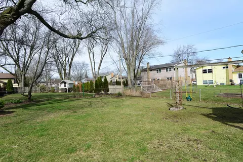 Exterior - 2 E Suffield Dr, Arlington Heights, IL 60004 photo 3 of 4