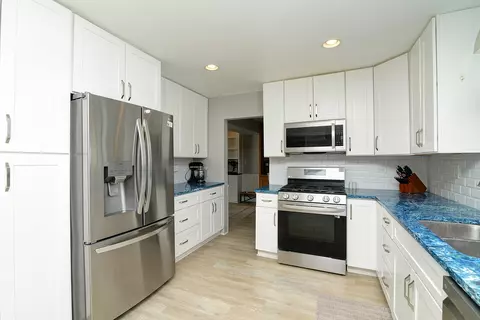 Kitchen - 2 E Suffield Dr, Arlington Heights, IL 60004 photo 3 of 3