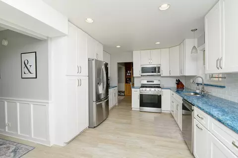 Kitchen - 2 E Suffield Dr, Arlington Heights, IL 60004 photo 2 of 3