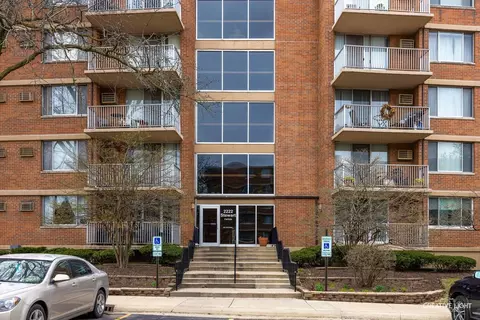 2222 S Stewart Ave #2J, Lombard, IL 60148