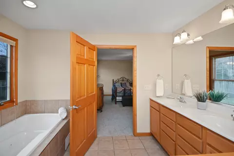Bath - 2884 Bear Claw St, Normal, IL 61761 photo 2 of 10