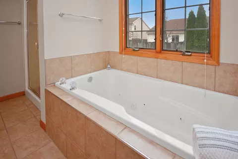 Bath - 2884 Bear Claw St, Normal, IL 61761 photo 5 of 10