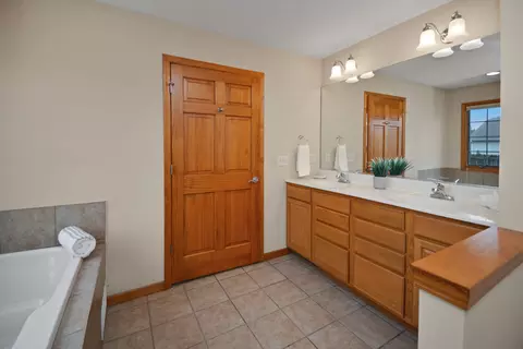 Bath - 2884 Bear Claw St, Normal, IL 61761 photo 6 of 10
