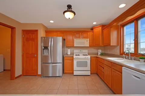 Kitchen - 2884 Bear Claw St, Normal, IL 61761 photo 9 of 14