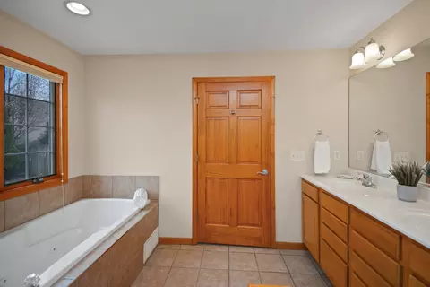 Bath - 2884 Bear Claw St, Normal, IL 61761 photo 4 of 10