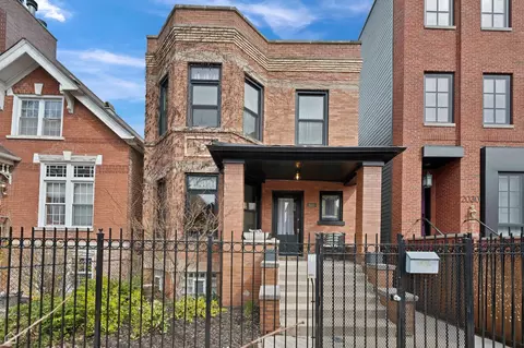 2032 W Iowa St, Chicago, IL 60622