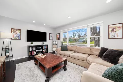 Living - 4814 Paulsen St, Mchenry, IL 60051 photo 1 of 2