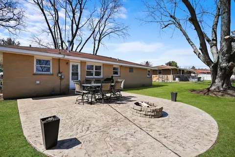 Exterior - 4814 Paulsen St, Mchenry, IL 60051 photo 4 of 8