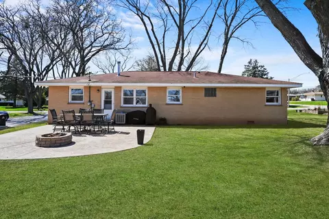 Exterior - 4814 Paulsen St, Mchenry, IL 60051 photo 5 of 8