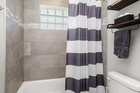 Bath - 4814 Paulsen St, Mchenry, IL 60051 photo 3 of 3