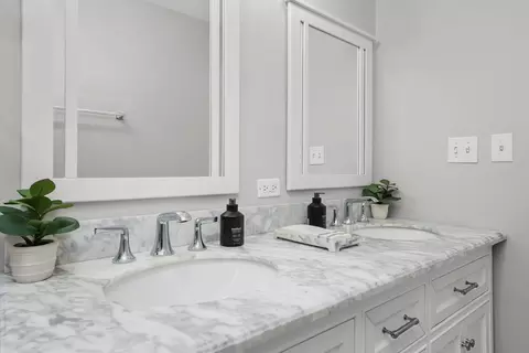 Bath - 4814 Paulsen St, Mchenry, IL 60051 photo 2 of 3