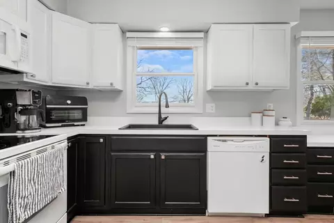 Kitchen - 4814 Paulsen St, Mchenry, IL 60051 photo 2 of 5