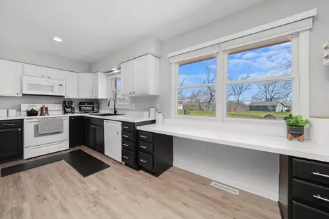 Kitchen - 4814 Paulsen St, Mchenry, IL 60051 photo 3 of 5