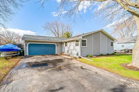 1040 Suzy St, Lake Holiday, IL 60548