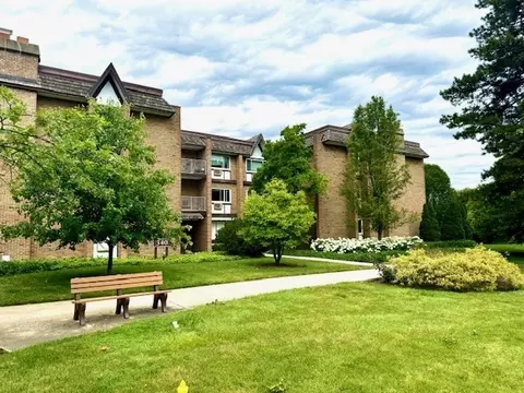 340 Claymoor Dr #3D, Hinsdale, IL 60521