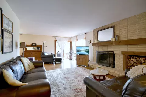 Living - 1144 Modaff Rd, Naperville, IL 60540 photo 3 of 4