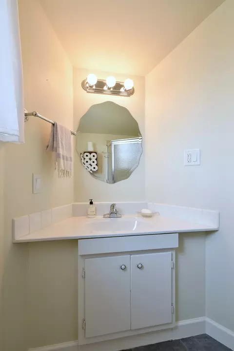 Bath - 1144 Modaff Rd, Naperville, IL 60540 photo 3 of 5