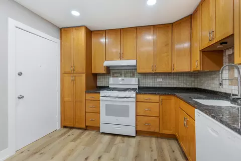 Kitchen - 8884 Steven Dr #2C, Des Plaines, IL 60016 photo 2 of 3