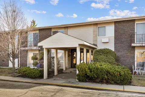 8884 Steven Dr #2C, Des Plaines, IL 60016